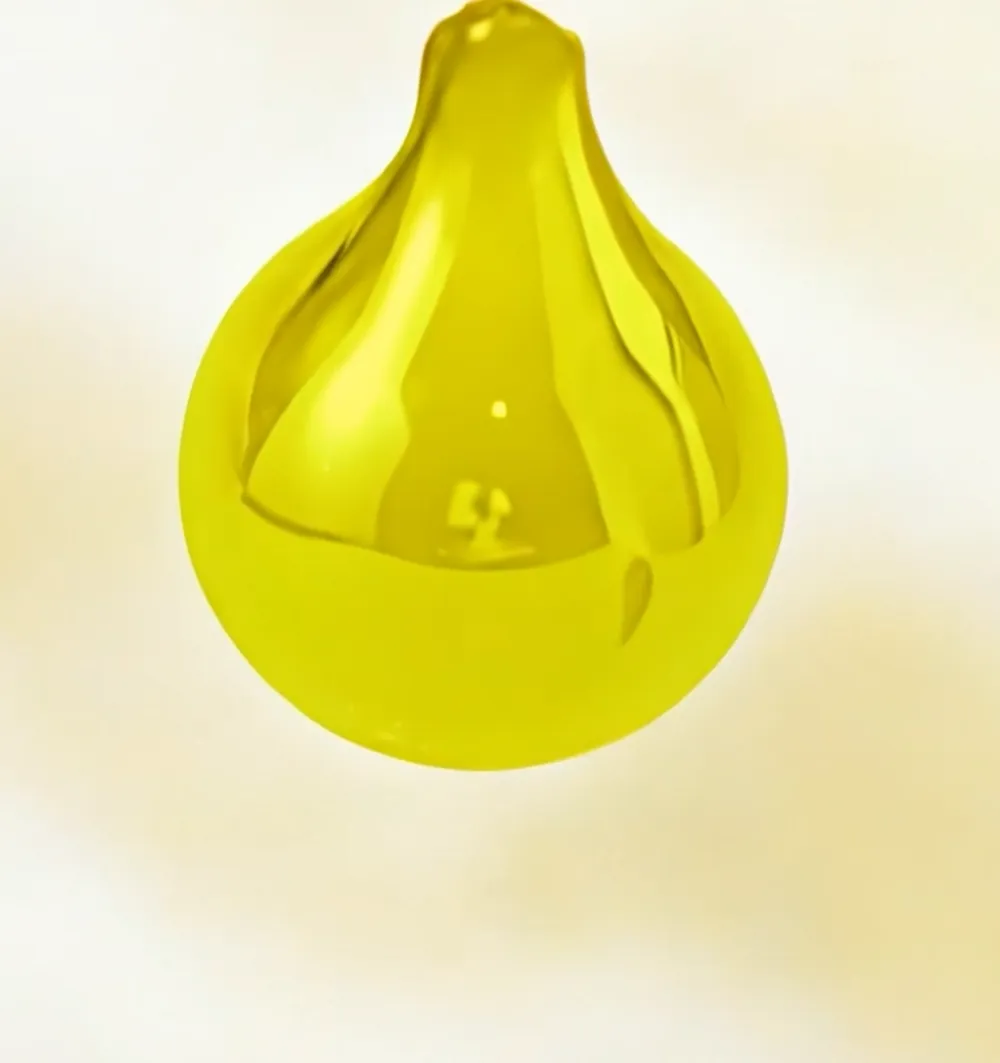 Gota de colorante amarillo brillante sobre fondo crema