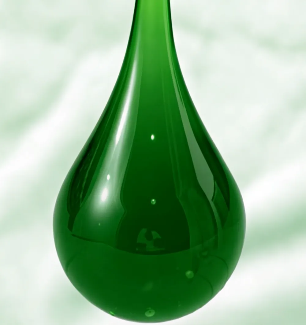 Gota de colorante verde profundo sobre fondo verde pálido