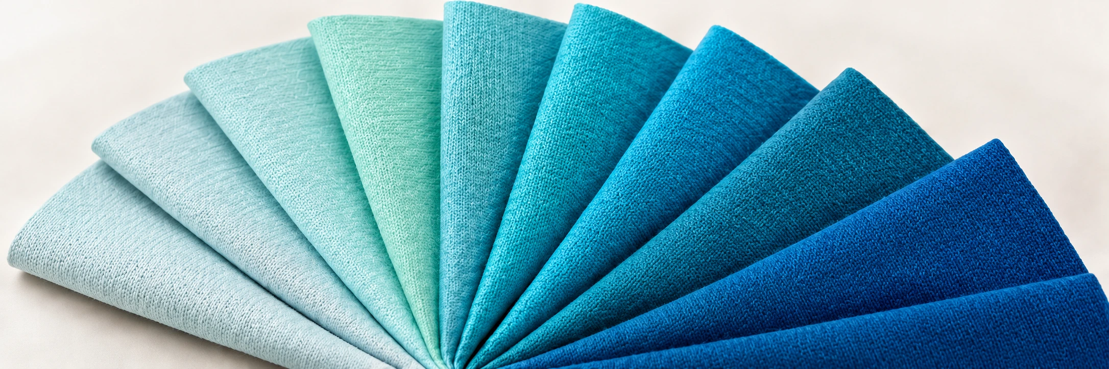 Muestras de tela en tonos turquesa y azul